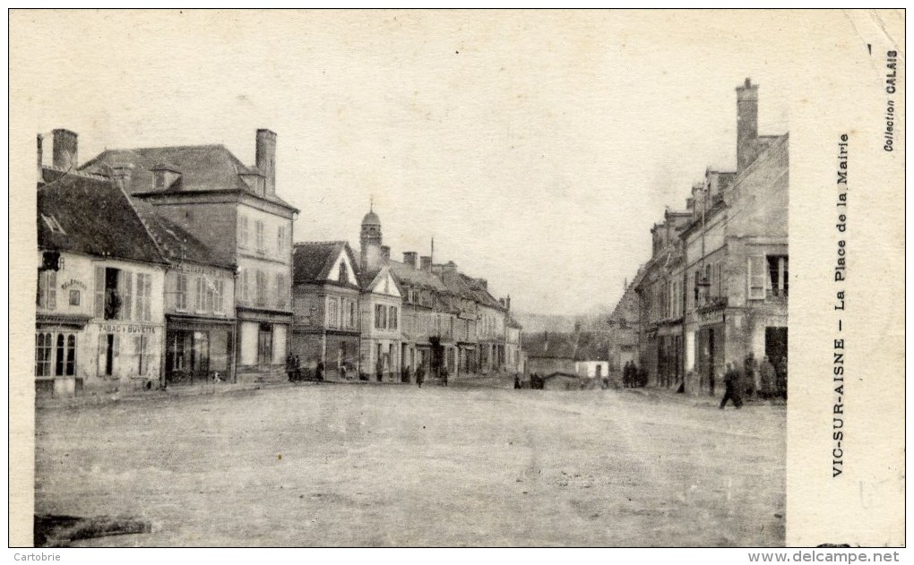 02 - VIC-SUR-AISNE - Place De La Mairie - Animée - Vic Sur Aisne