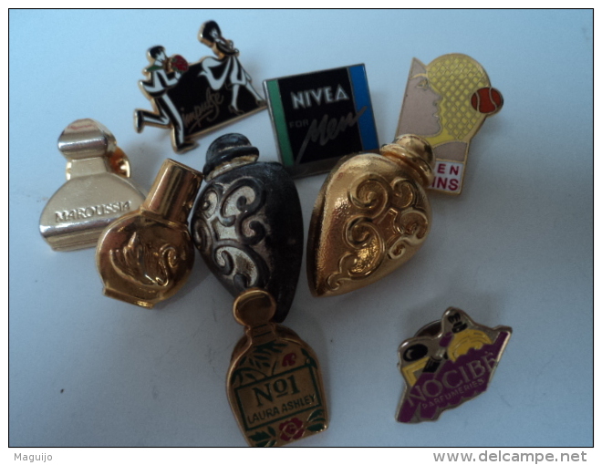 LAURA ASHLEY,CLARINS´ VANDERBUILT,NIVEA  ETC ... ....LOT  9   PIN´S   LIRE ET VOIR - Miniaturen Flesjes Dame (zonder Doos)