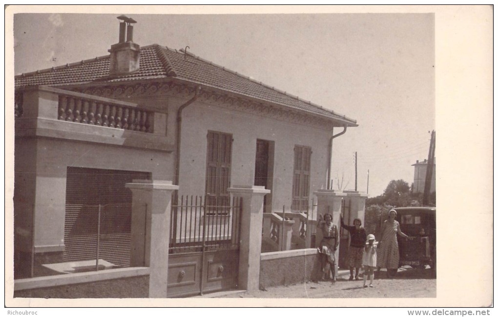 CARTE PHOTO DE MAISON AVEC PERSONNES ET VOITURE / LIEU A IDENTIFIER - A Identifier