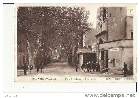 Camaret  84    Le Portail Et Le Boulevard Du Midi Et Place Tres Tres Animée - Camaret Sur Aigues