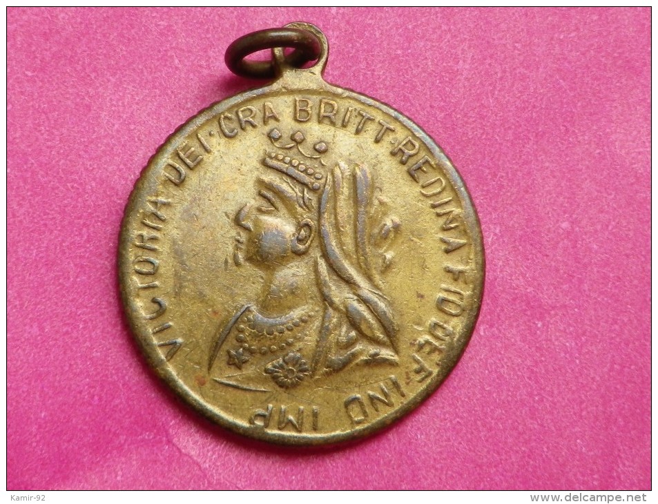 MEDAILLE  OU JETON  MYSTERE   VICTORIA  DEI GRA BRITT REDINA ...REVERS BLASON ANIMAUX EXOTIQUES ET INSCRIPTIONS INCONNUE - Non Classés