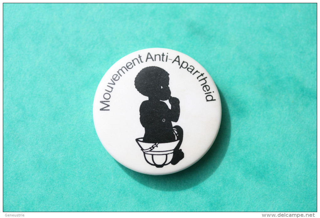 Rare Badge Années 80 "Mouvement Anti-Apartheid" Nelson Mandela - Personnes Célèbres