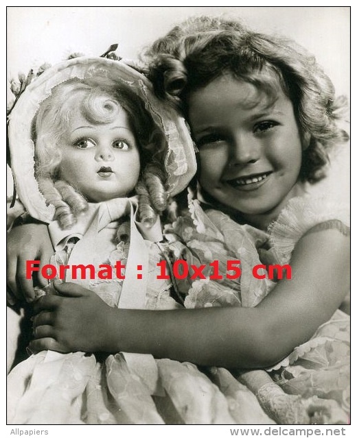 Reproduction D'une Photographie De Shirley Temple Faisant Un Câlin à Sa Poupée - Autres & Non Classés