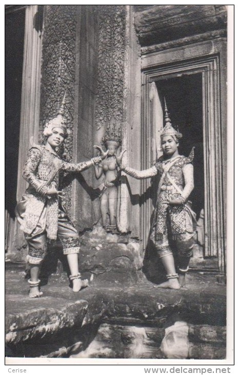 La Danse Classique Khmere Devant Angkor Vat - Cambodia