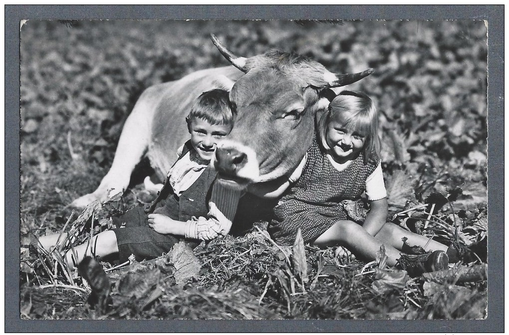 Fleurier - Photo Enfants Et Vache - BAHNPOST AMBULANT 1953 - Val De Travers - Neuchâtel - Autres & Non Classés