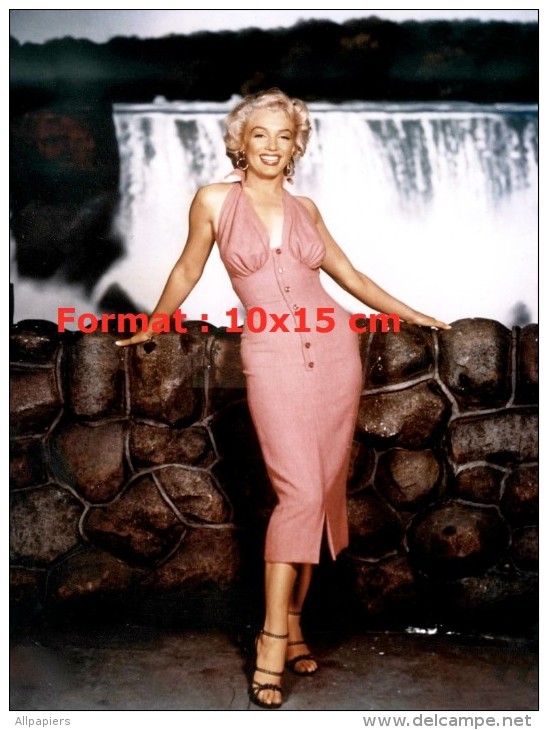 Reproduction D'une Photographie De Marilyn Monroe Posant Devant Les Chutes Du Niagara - Autres & Non Classés