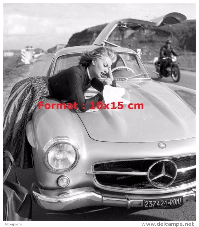 Reproduction D'une Photographie De Sophia Loren Lisant Une Carte Sur Le Capot De Sa Mercedes - Autres & Non Classés