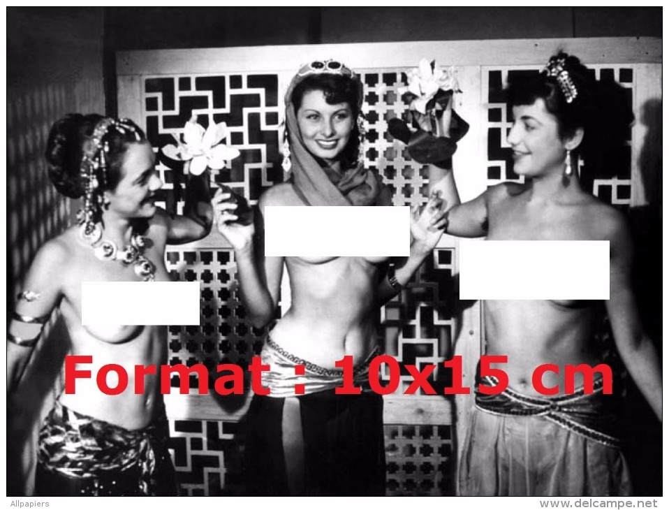 Reproduction D'une Photographie De La Sensuelle Sophia Loren Torse Nu Avec Deux Autres Danseuses - Autres & Non Classés