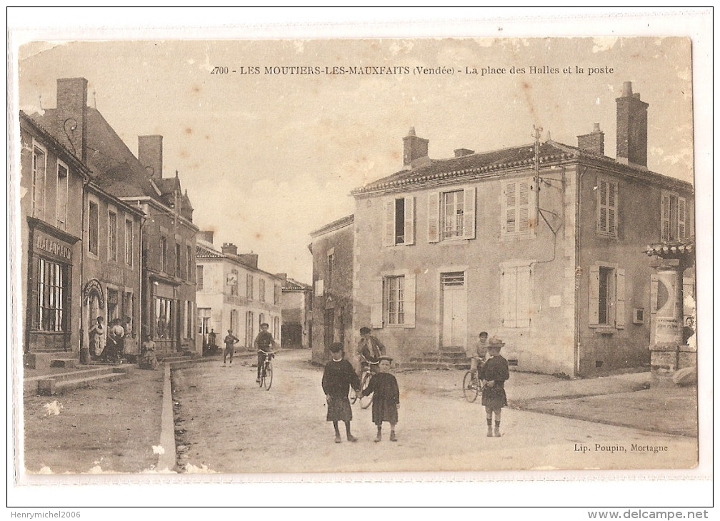 Vendée - 85 - Les Moutiers Les Mauxfaits - La Place Des Halles Animée Et La Poste - Other & Unclassified