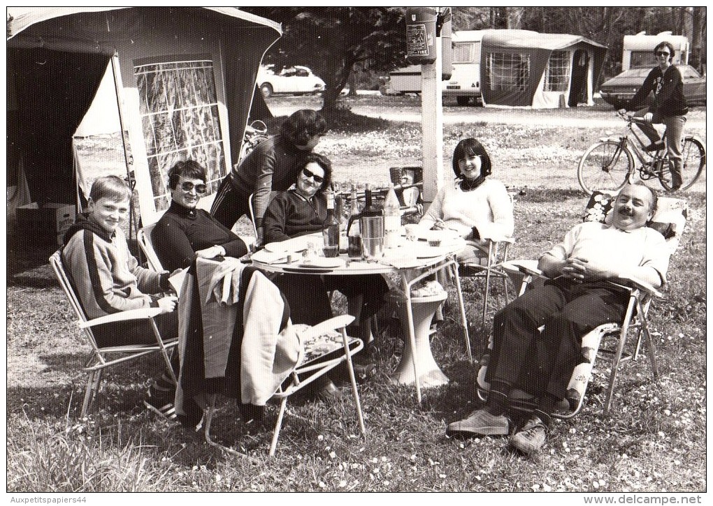 Photo Originale De 1979 - 85330 Noirmoutier - Ambiance Camping - Caravaning - DS - Ford M Coupé - Apéro - Automobiles