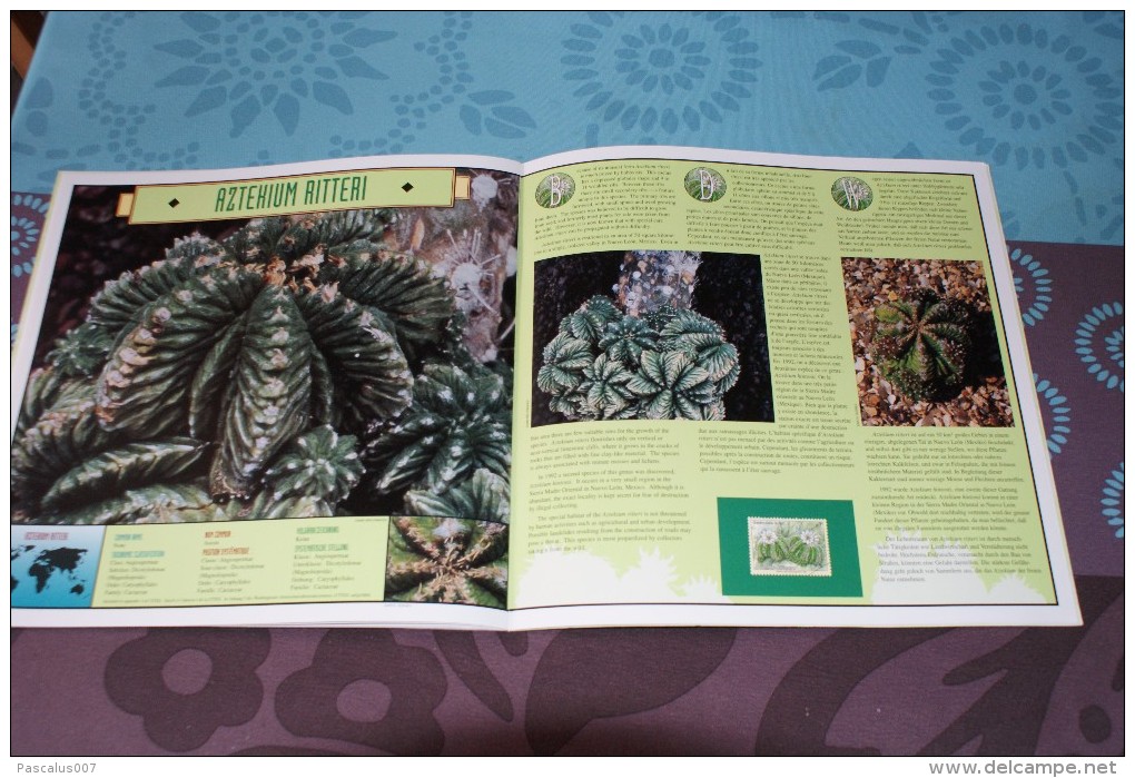 Album WWF espèces menacées d´extinction 1996 - 32 pages avec 12 timbres neufs