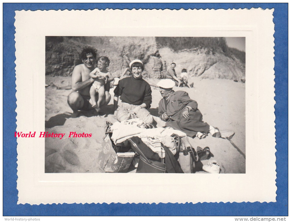 Photo Ancienne Snapshot - SAINT GILDAS - Couple à La Plage Avec Bébé En Pleure - Face Smile Drole Funny Family Boy Girl - Non Classificati