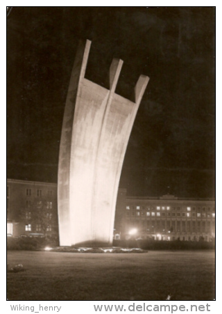 Berlin Tempelhof - S/w Luftbrücken Denkmal 2 - Tempelhof