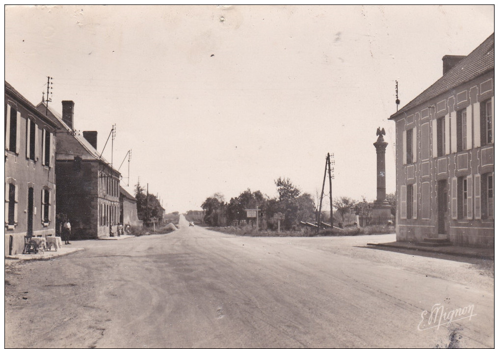 CPSM Dentelée  De CHAMPAUBERT La BATAILLE  (51)  -  Carrefour Et Monument  De La Victoire De Napoléon 1° //  TBE - Other & Unclassified