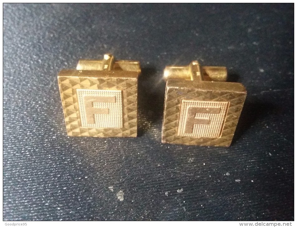 VINTAGE 2 BOUTONS DE MANCHETTE  INITIALES- F- "PLAQUE OR" - Cuff Links & Studs