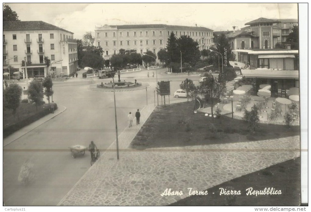 TTALIE  ABANO  PIAZZA REPUBLICA   Dimension 14.7 X 10.5 Cms - Altri & Non Classificati