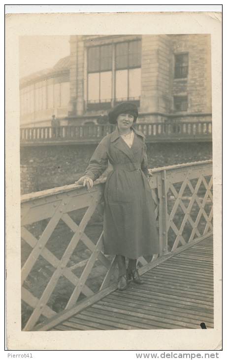 BIARRITZ - Belle Carte Photo Portrait Femme élégante Posant Sur Un Pont à Biarritz - Biarritz