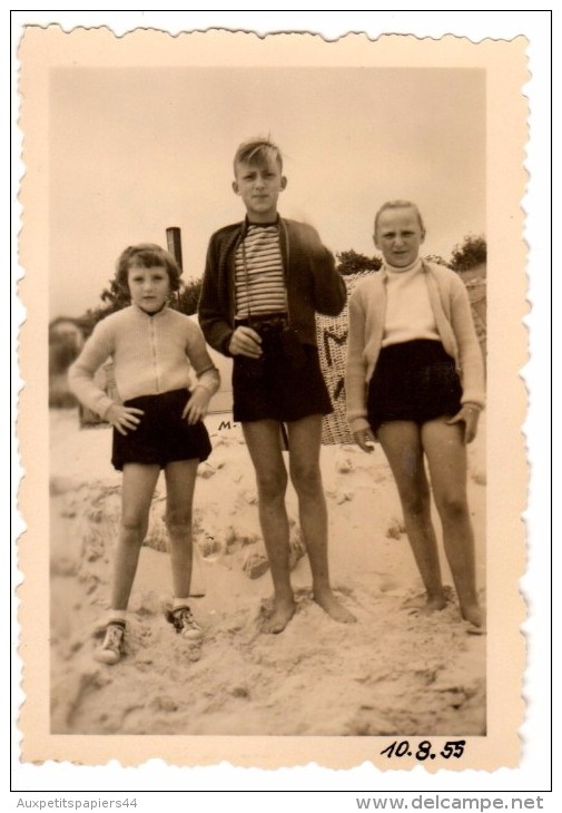 Photo Originale D'enfants Sur La Plage En 1955 - Pin-Ups