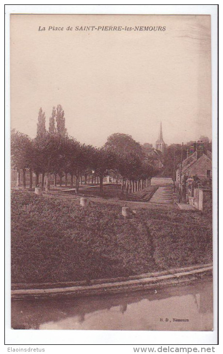 Saint-Pierre-les-Nemours (77) - La Place. Sépia En Bon état, A Circulé. - Saint Pierre Les Nemours