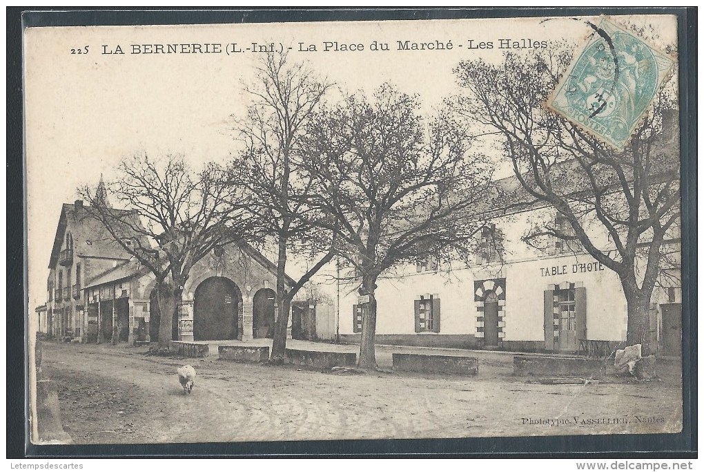 CPA 44 - La Bernerie, La Place Du Marché - Les Halles - La Bernerie-en-Retz