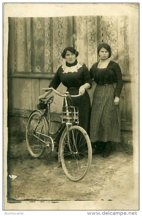 Cpa Photo Postée De SAINT MARTIN D AUXIGNY 18 Deux Berrichonnes Forêtines Et Un Vélo - Autres & Non Classés