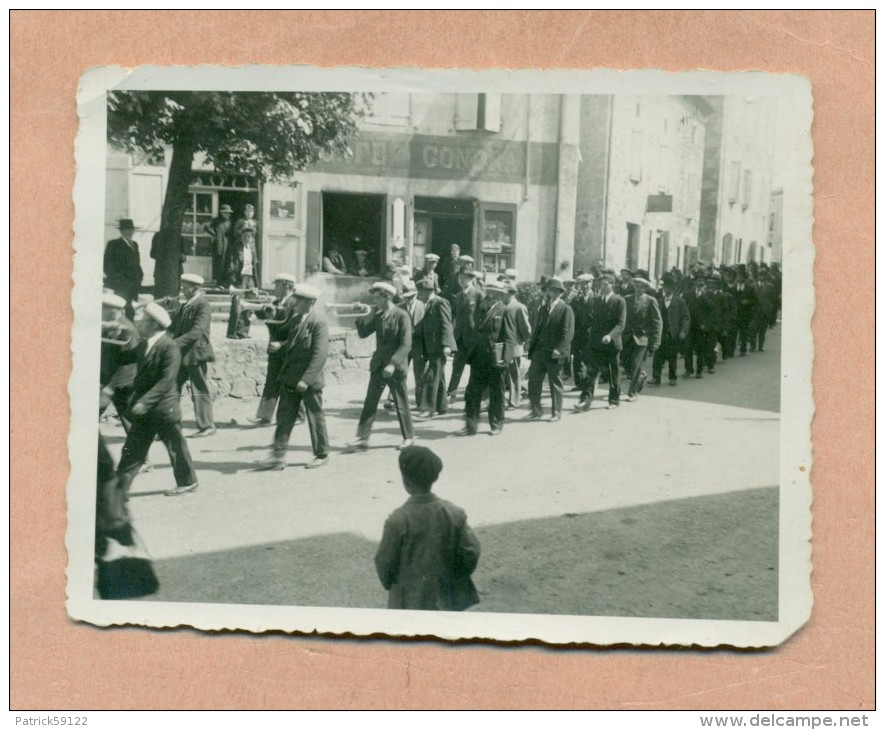 PHOTOGRAPHIE - PHOTO - ARLEBOSC Prés LAMASTRE ( 07 - ARDECHE ) - DEFILE / FANFARE  Et CAFE GONDRAND - - Lieux