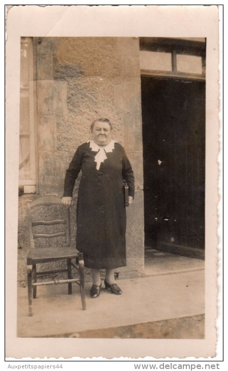 Photo Originale - Grand Mère Devant Son Perron - - Persone Identificate