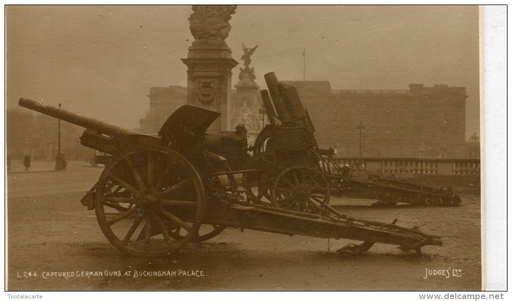 POST CARD LONDON CAPTURED GERMAN GUNS AT BUCKINGHAM PALACE - Buckingham Palace