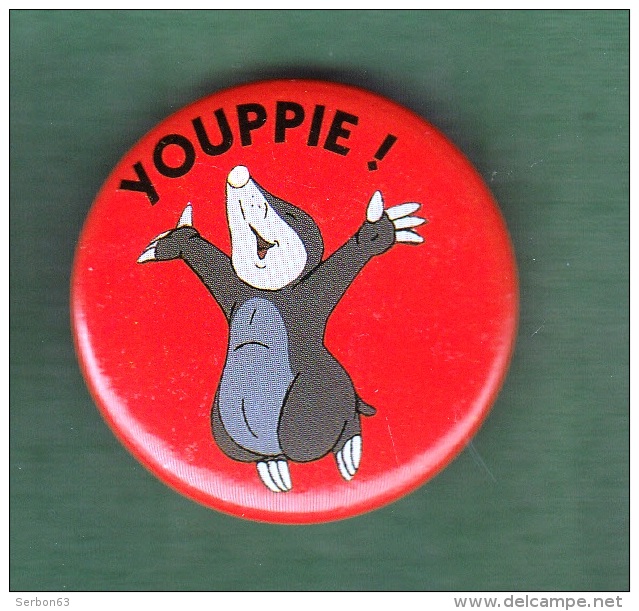 EPINGLETTE PIN'S YOUPPIE ! FOND ROUGE NEUVE DIAMETRE 38mm ANNEE 1994. - Comics