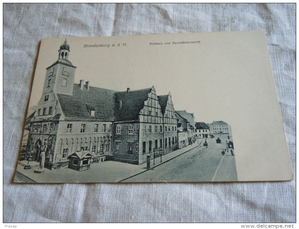 AK BRADENBURG --  RATHAUS UND NEUSTADTERMARKT - Brandenburg