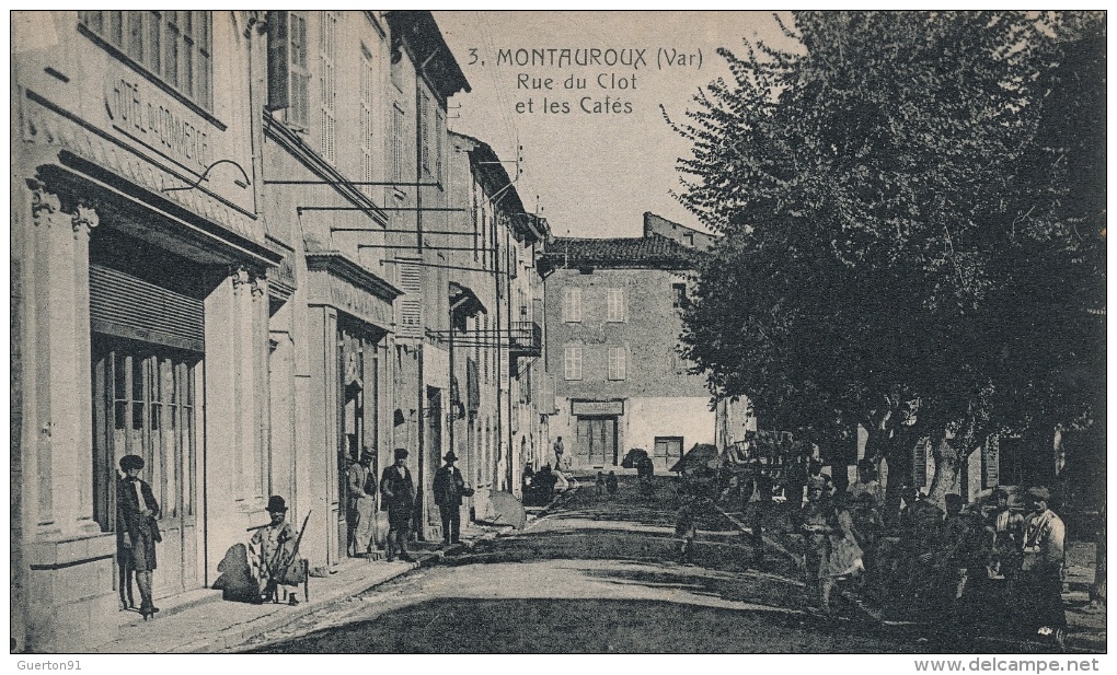 ( CPA 83 )  MONTAUROUX  /  Rue Du Clot Et Les Cafés  - - Montauroux