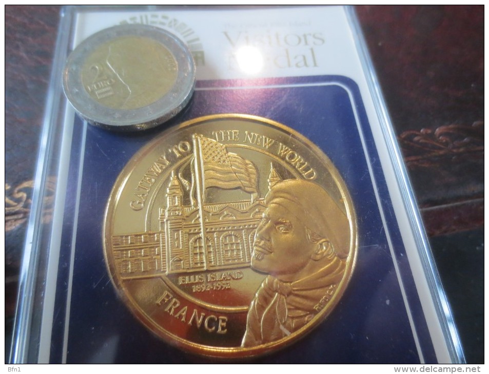 ELLIS ISLAND - VISITORS MEDAL-GATEWAY TO THE NEW WORLD - FRANCE - DORE OR FIN - VOIR PHOTOS - Royal/Of Nobility