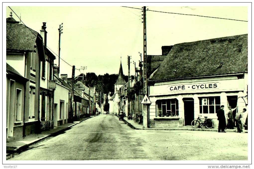 ALLONNES  La Rue Principale Avec Son Café Cycles  A L'angle De La Rue - Allonnes