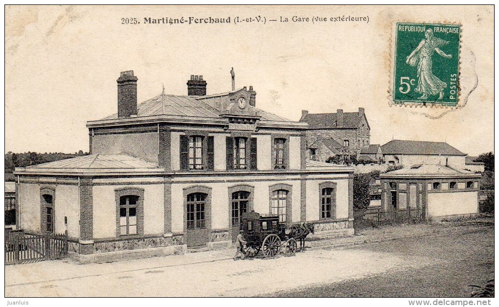 MARTIGNE FERCHAUD - La Gare (vue Extèrieure) Voiture à Cheval - Other & Unclassified