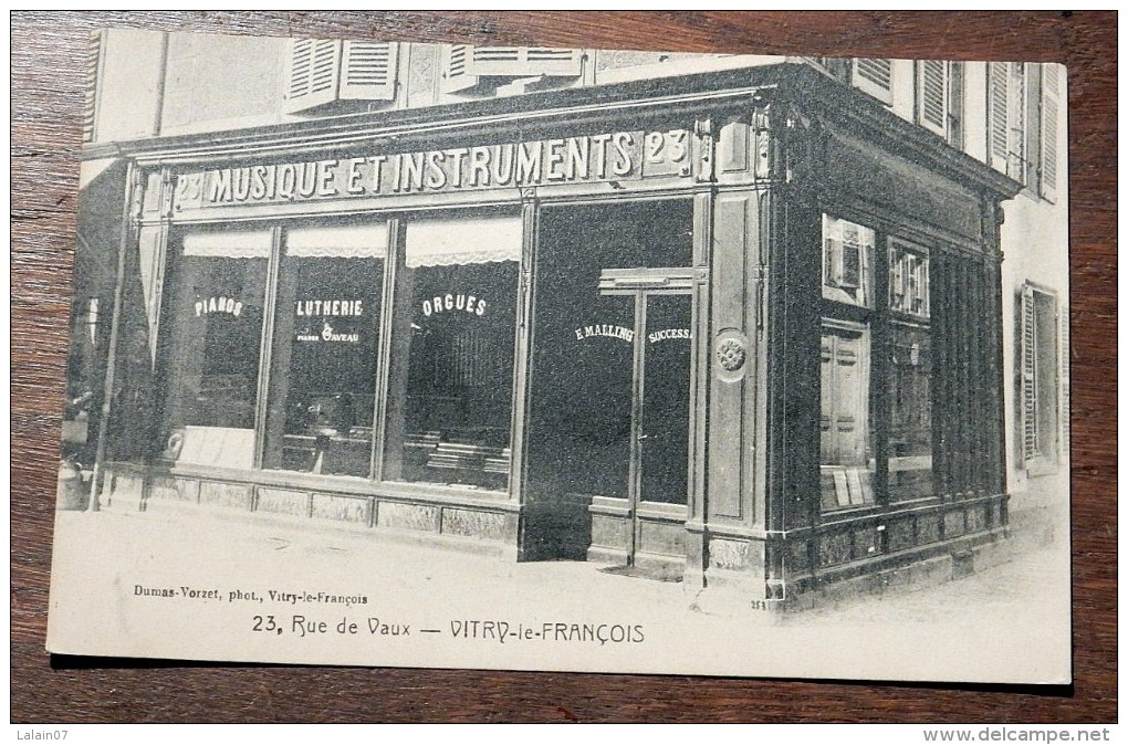 Carte Postale Ancienne : VAUREAL : Café Dunème, Animé - Vauréal