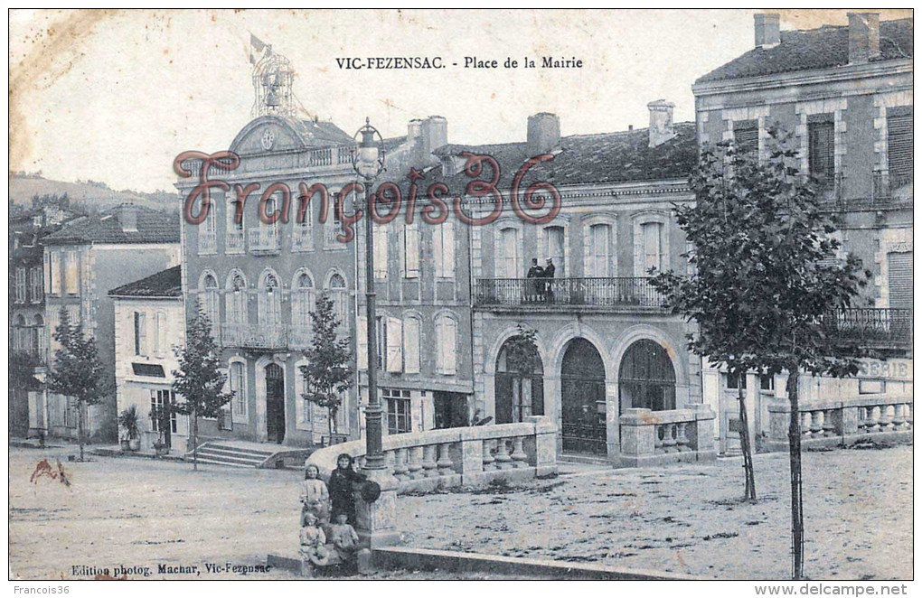 (32) Vic Fezensac - Place De La Mairie - 2 SCANS - Vic-Fezensac