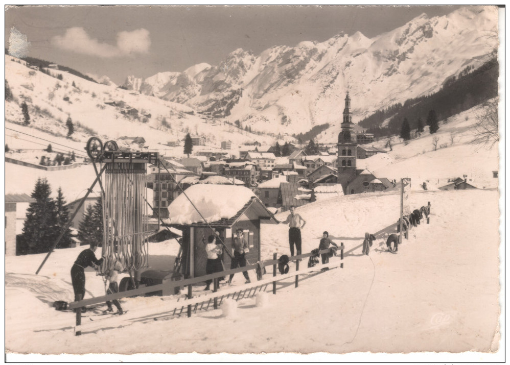 74a043 CPM 74 HAUTE-SAVOIE - LA CLUSAZ Vue Générale La Chaine Des Aravis Et Téléski Soleil  1957 - La Clusaz