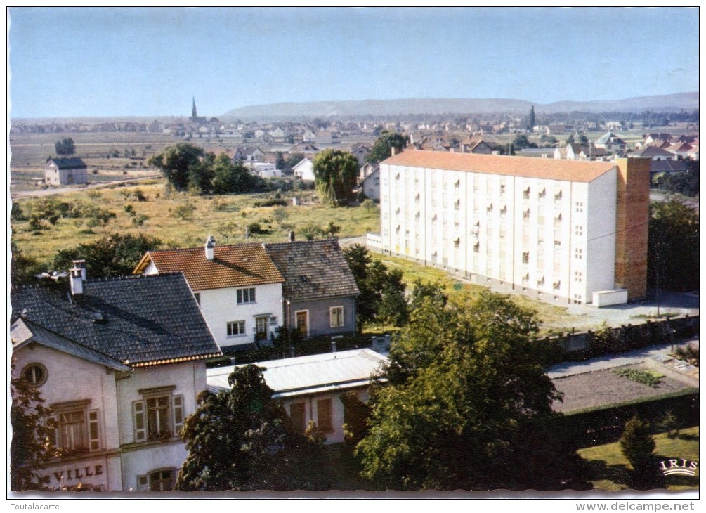 CPSM 68  HUNINGUE VUE SUR L HOTEL DE VILLE RESIDENCE BRIAND VILLAGE NEUF ET FORET NOIRE    Grand Format 15 X 10,5 Cm - Huningue