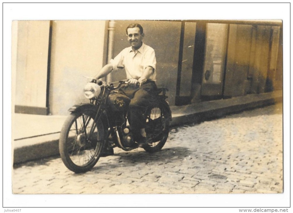 MOTO MOTOCYCLISME Carte Photo Homme Sur Une Motocyclette Griffon ? Gros Plan - Motorbikes