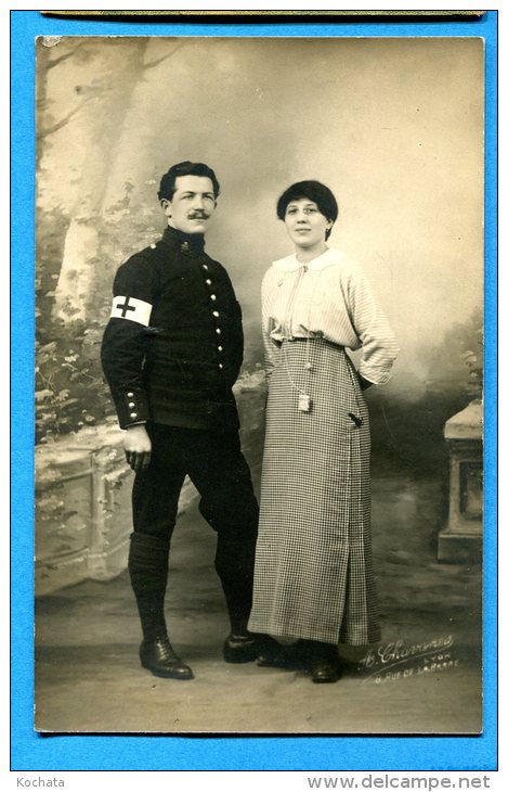 GG278, Militaire De La Croix Rouge, Couple, Photo Lyon, Circulée 1915 - Rotes Kreuz