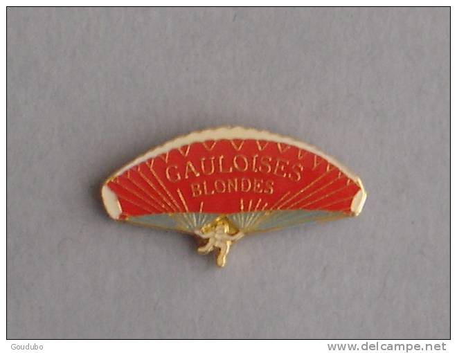 Lot De 4 Pin's, 3 Gauloises Blondes Et1 Camel. Parachute, Zeppelin, Char à Voile, Dromadaire. - Lots