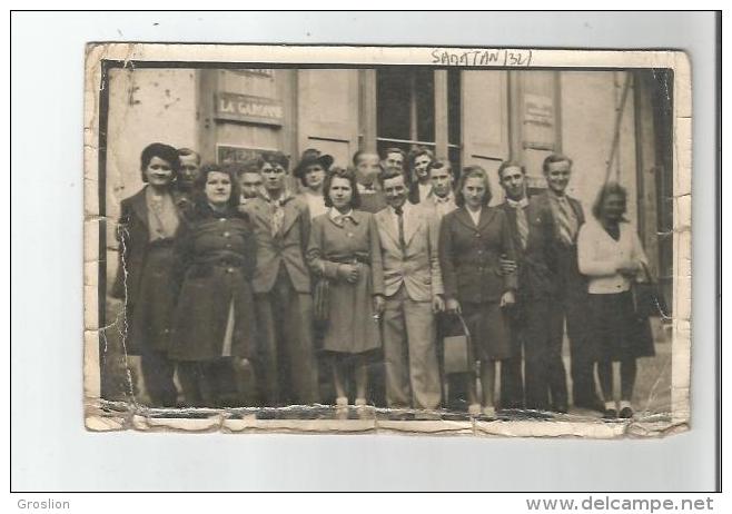 SAMATAN (GERS) CARTE PHOTO PERSONNES DEVANT UN MAGASIN DE JOURNAUX A PAQUES (BELLE ANIMATION) - Other & Unclassified