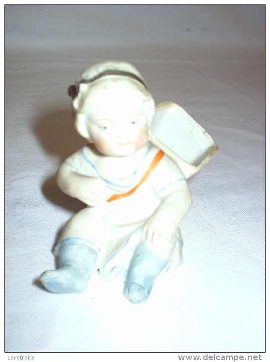 Statuette En Biscuit, Jeune Enfant Assise Avec Une Hotte Faisant Vase. - Autres & Non Classés