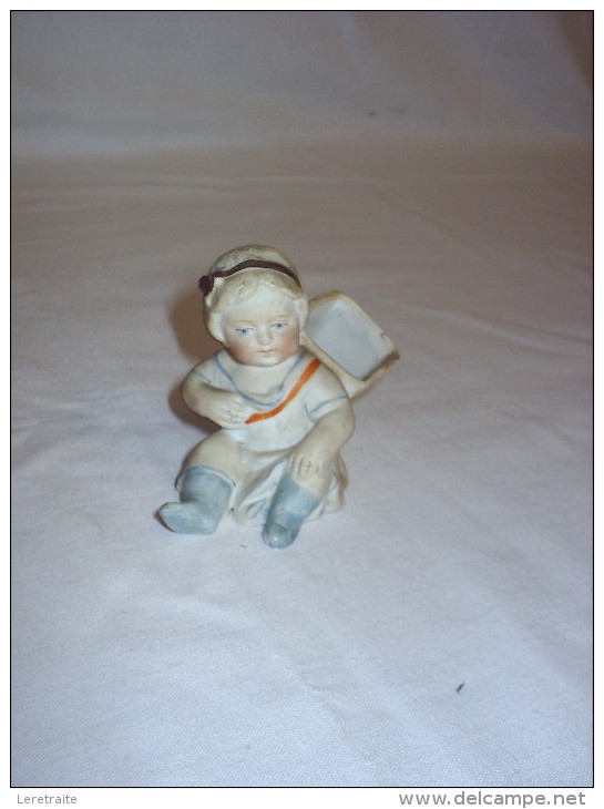 Statuette En Biscuit, Jeune Enfant Assise Avec Une Hotte Faisant Vase. - Autres & Non Classés