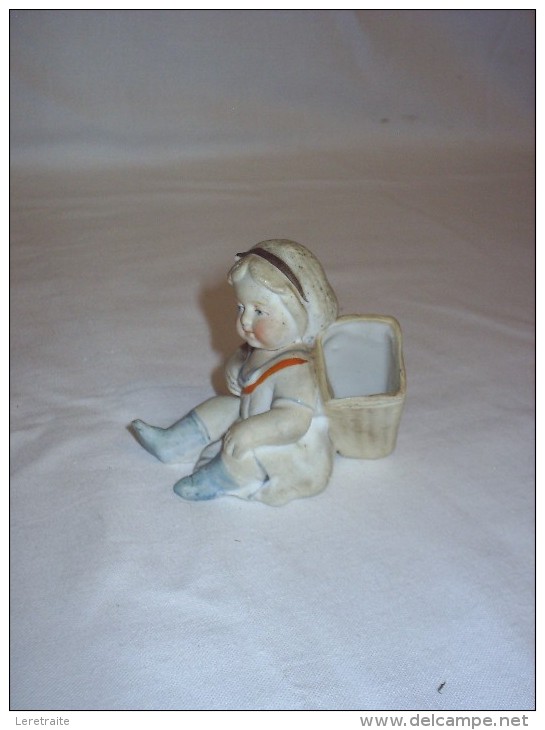 Statuette En Biscuit, Jeune Enfant Assise Avec Une Hotte Faisant Vase. - Autres & Non Classés