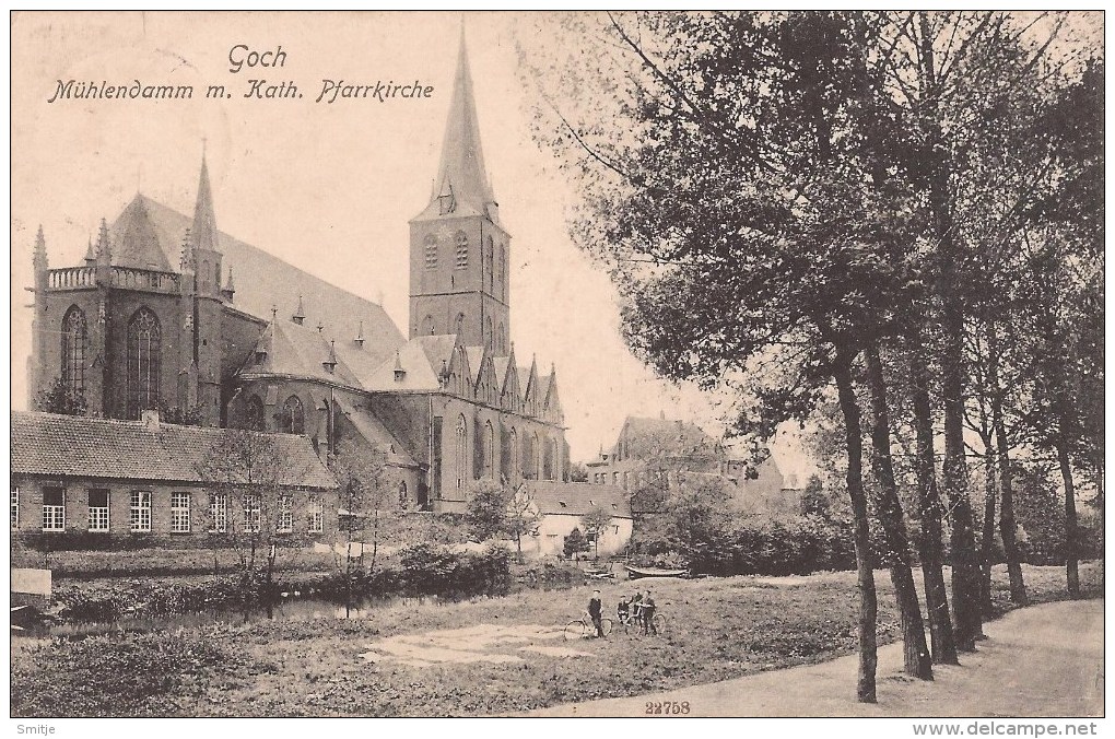 GOCH - 1910 - MüHLENDAMM MIT KATH. PFARRKIRCHE - WASCH AM FELD - 2 SCANS - Goch