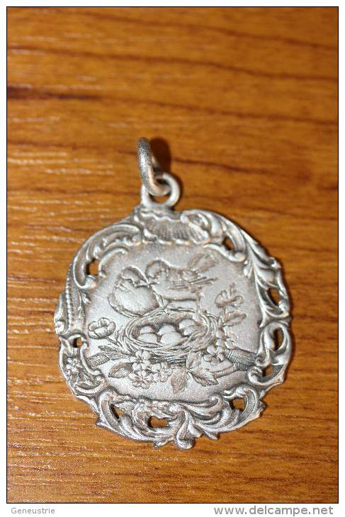 Médaille Pendentif De Mariage Gravée Main "Couple D'oiseaux Dans Un Nid" Wedding Medal - Religion & Esotérisme