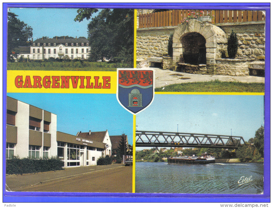 Carte Postale 78. Gargenville Passage D'une Péniche  La Poste  Le Chateau  La Fontaine  Trés Beau Plan - Gargenville