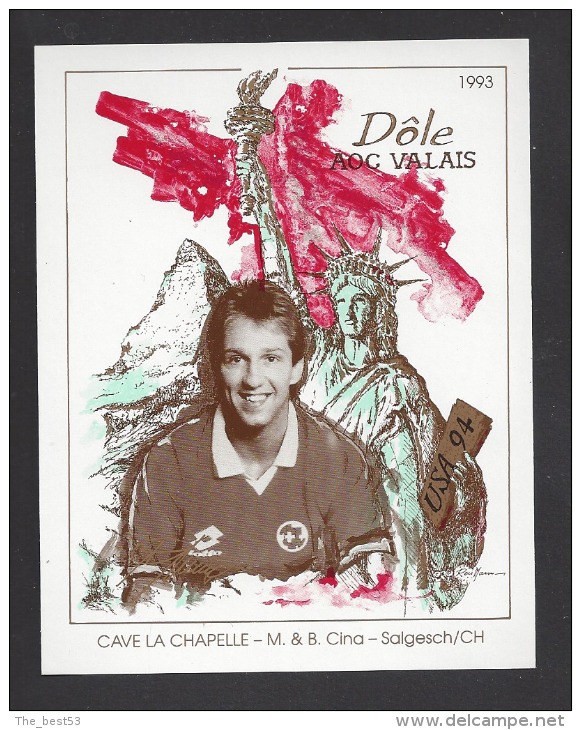 Etiquette De Vin Dole AOC Valais 1993  -  Coupe Du Monde De Foot USA 1994  -  Equipe De Suisse  -  Illustrateur ? - Calcio