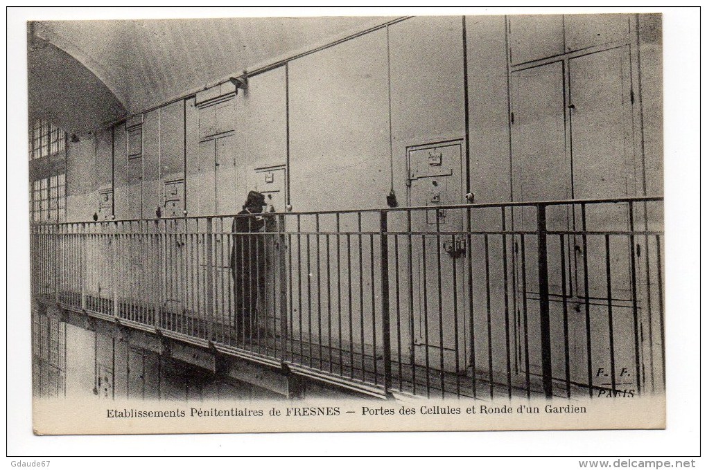 FRESNES (94) - ETALBLISSEMENTS PENITENTIAIRES - PORTES DES CELLULES ET RONDE D'UN GARDIEN - Fresnes